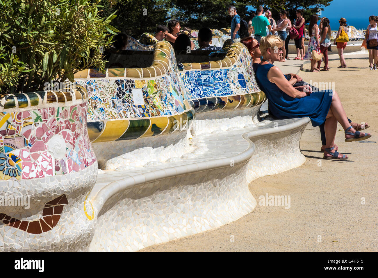 Mosaico multicolore banco a Park Guell, Barcellona, in Catalogna, Spagna Foto Stock