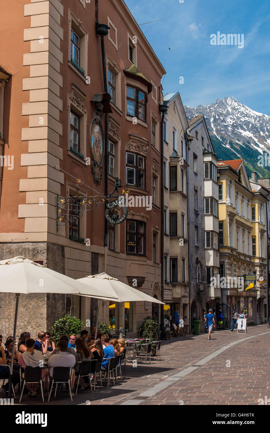 Outdoor Cafe nella città vecchia, Innsbruck, in Tirolo, Austria Foto Stock