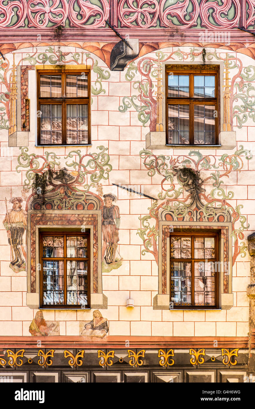 Edificio ornato da dipinti murali nella città vecchia, Innsbruck, in Tirolo, Austria Foto Stock
