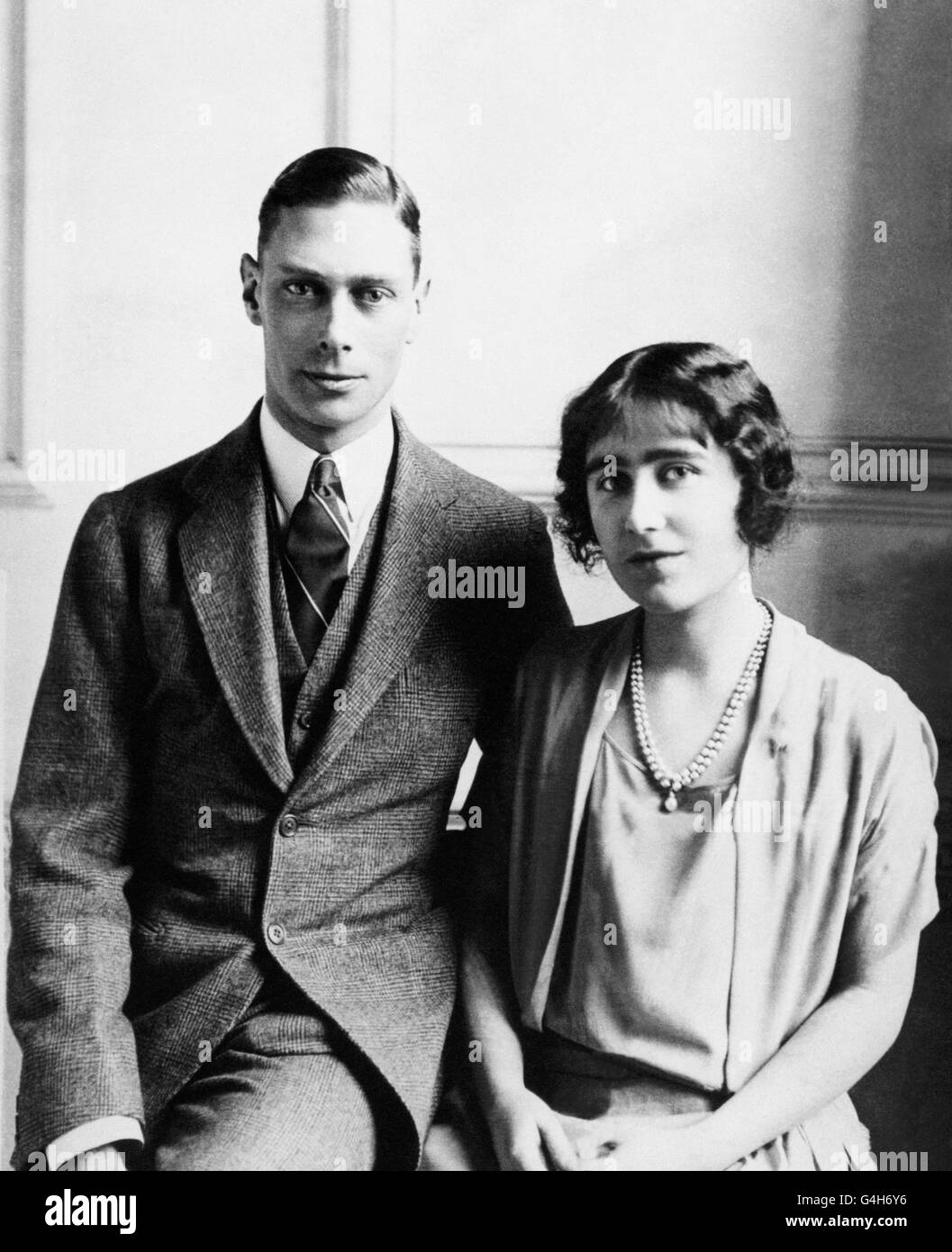 Il Principe Alberto, Duca di York, (in seguito Re Giorgio VI) con Lady Elizabeth Bowes-Lyon, (in seguito Regina Elisabetta) durante la loro lunga corte. Sono impegnati ad essere sposati. Foto Stock