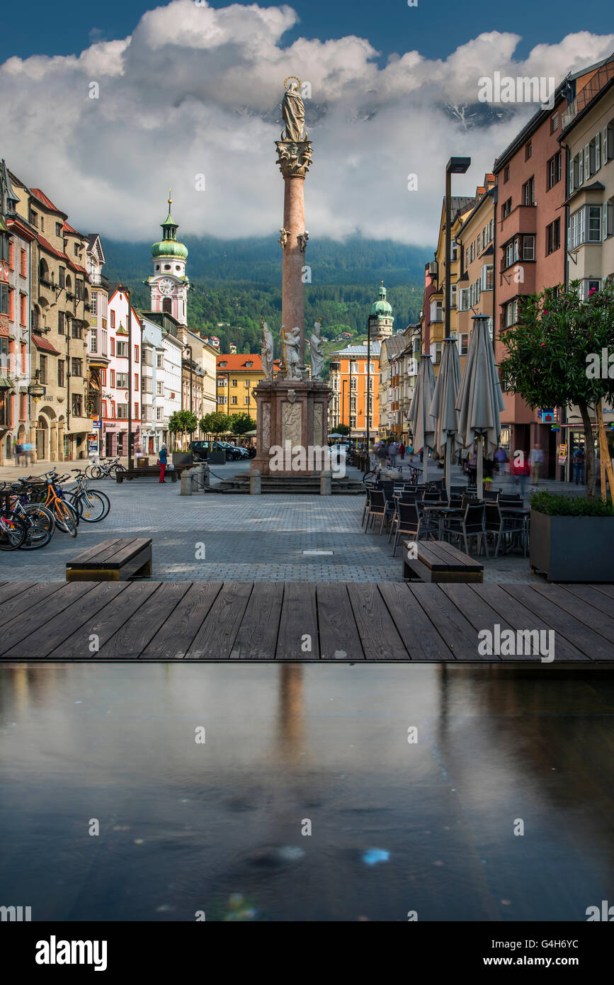 Maria-Theresien-Strasse o Maria Teresa Street, Innsbruck, in Tirolo, Austria Foto Stock