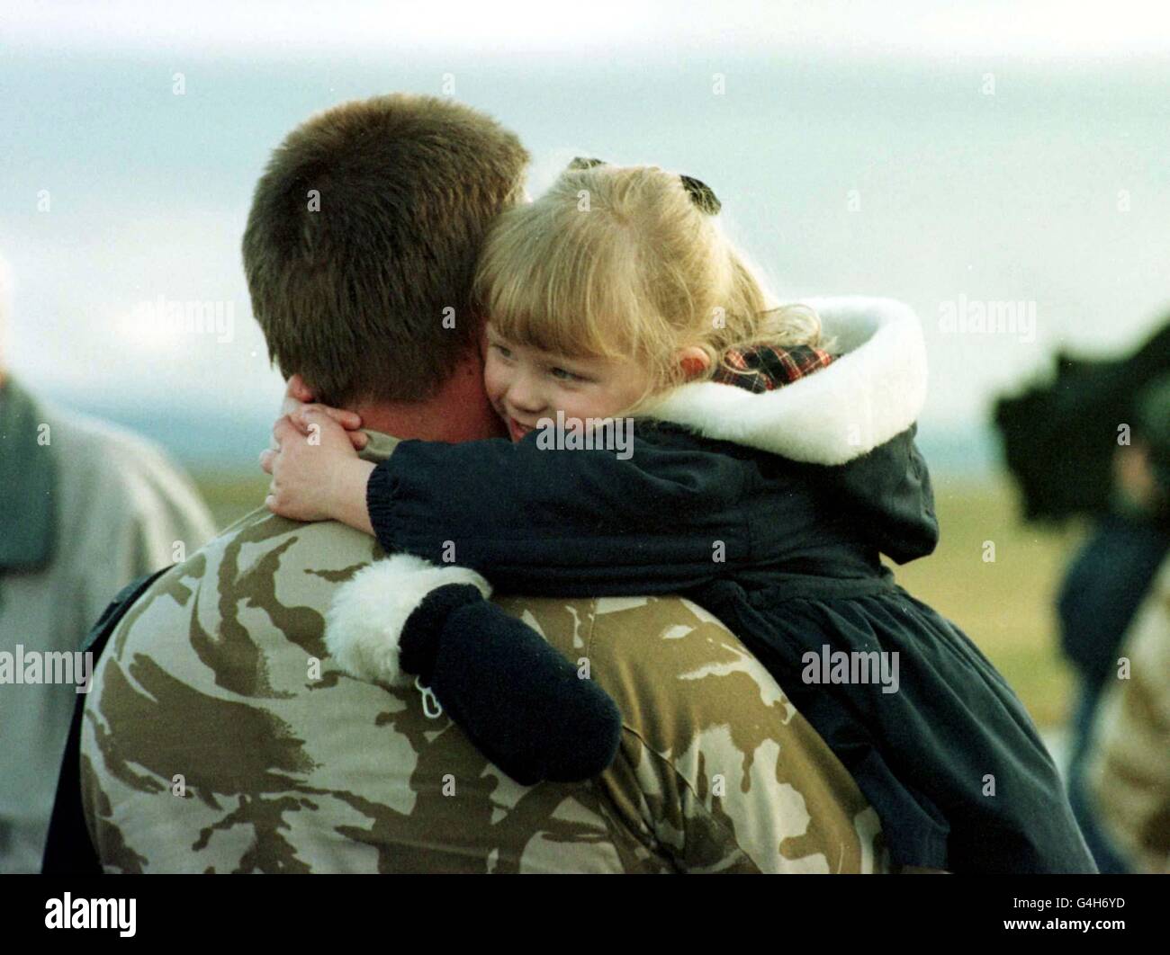 L'equipaggio di 12 squadroni è stato accolto a casa di RAF Lossiemouth dalle loro famiglie oggi (Giovedi), dopo il loro attivo servizio in operazione Desert Fox. Foto di David Cheskin/PA Foto Stock