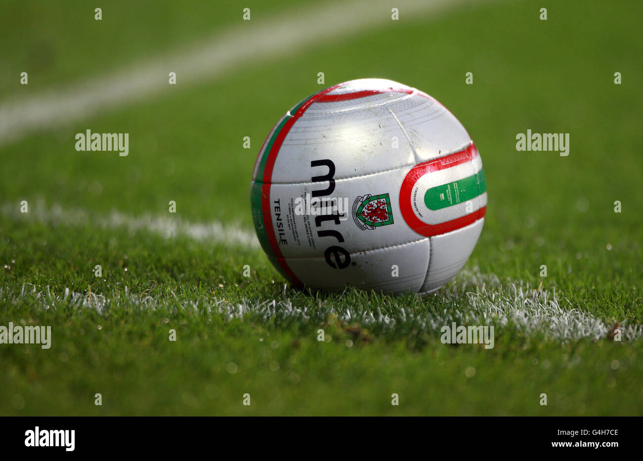 Calcio - UEFA Euro 2012 - Qualifiche - Gruppo G - Galles v Montenegro - Cardiff City Stadium. Matchball ufficiale Foto Stock