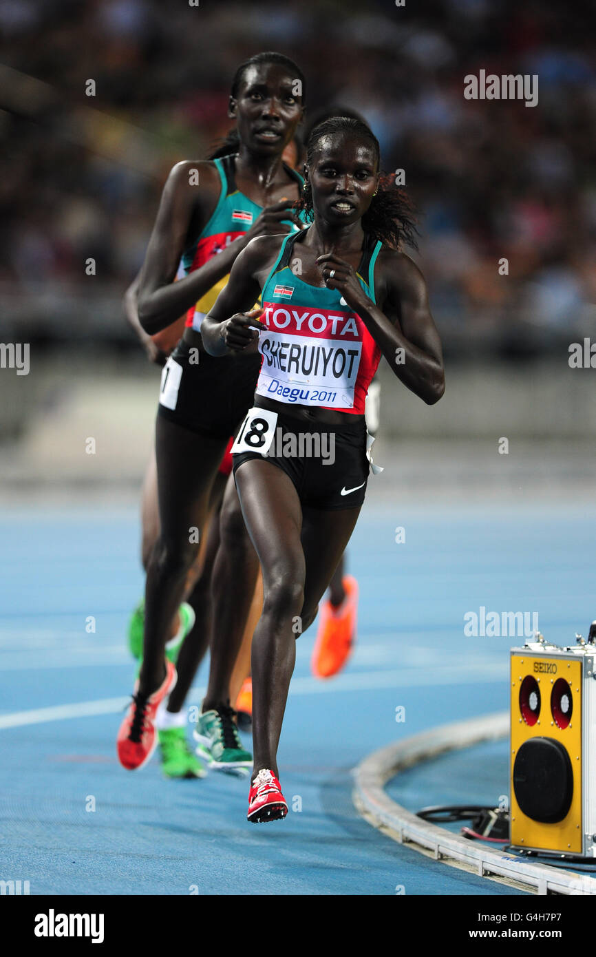 Il vivian Kenia Jepkemoi Cheruiyot (fronte) guida il campo in Donne 10.000 m finale Foto Stock