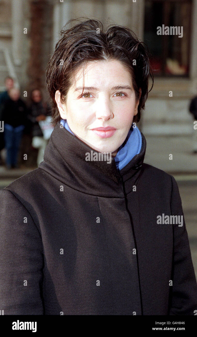 PA NEWS PHOTO 10/1/99 SHARLEEN SPITERI, CANTANTE CON LA BAND TEXAS AL CENOTAFIO DI LONDRA DOVE HA DEPOSTO UNA CORONA COME PARTE DI UNA PROTESTA INTERNAZIONALE DI AMNESTY CONTRO I BAMBINI SOLDATO. Foto Stock