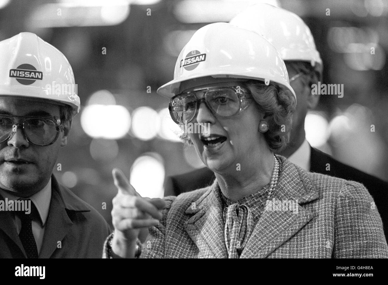 Il primo ministro Margaret Thatcher in cappelli e occhiali protettivi presso lo stabilimento di Nissan che ha ufficialmente aperto a Washington, Tyne e Wear. Foto Stock
