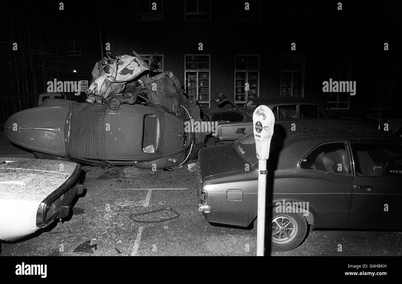 Le auto frantumate gettate insieme dalla forza di un'esplosione di bombe nella New Compton Street di Londra, una delle tre esplosioni presso o vicino a centrali telefoniche. Le altre due bombe sono andate a Chenies Street, fuori Tottenham Court Road, e Draycott Avenue a Chelsea. Foto Stock