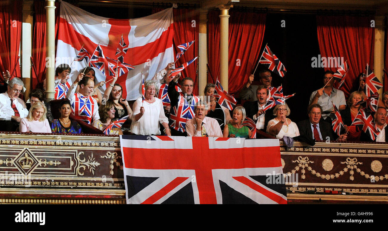 Le folle ondano bandiere e cantano Land of Hope and Glory, durante la BBC Last Night of the Proms 2011 nel centro di Londra. Foto Stock