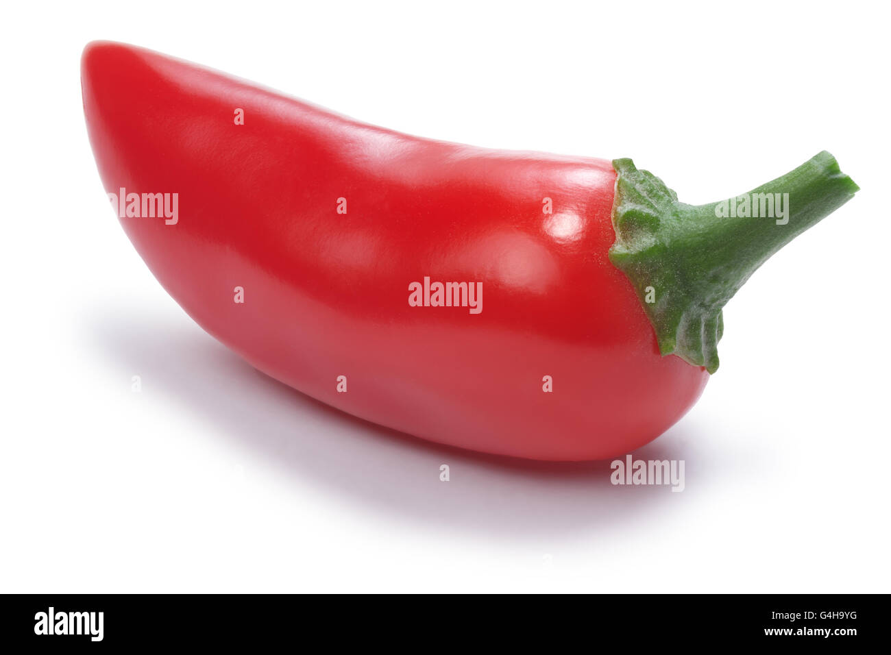 Caldo rosso Laminada Peperoncino (Capsicum annuum), interi. I tracciati di ritaglio per entrambi i peperoni e shadow, infinita profondità di campo Foto Stock