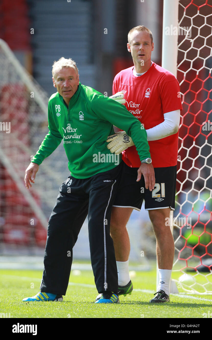 Nottingham Forest Goalkeeping Coach Paul Barron (a sinistra) e portiere Paul Smith Foto Stock