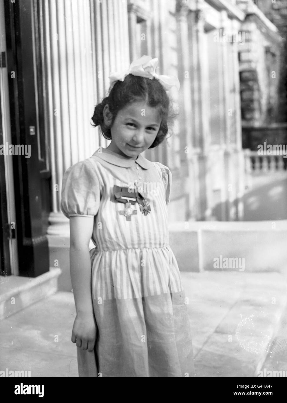 Tania Szabo indossa con orgoglio George Cross e Croix de Guerre di sua madre dopo una cerimonia a Londra. Violette Szabo, un agente segreto britannico, aveva 23 anni quando fu giustiziata dai tedeschi dopo aver paracadutato in Francia per aiutare la resistenza francese. Foto Stock