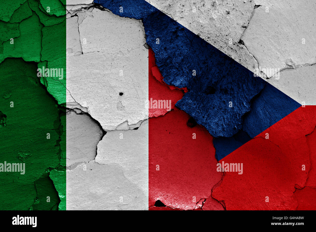 Bandiere di Italia e Cechia dipinta sulla parete incrinato Foto Stock