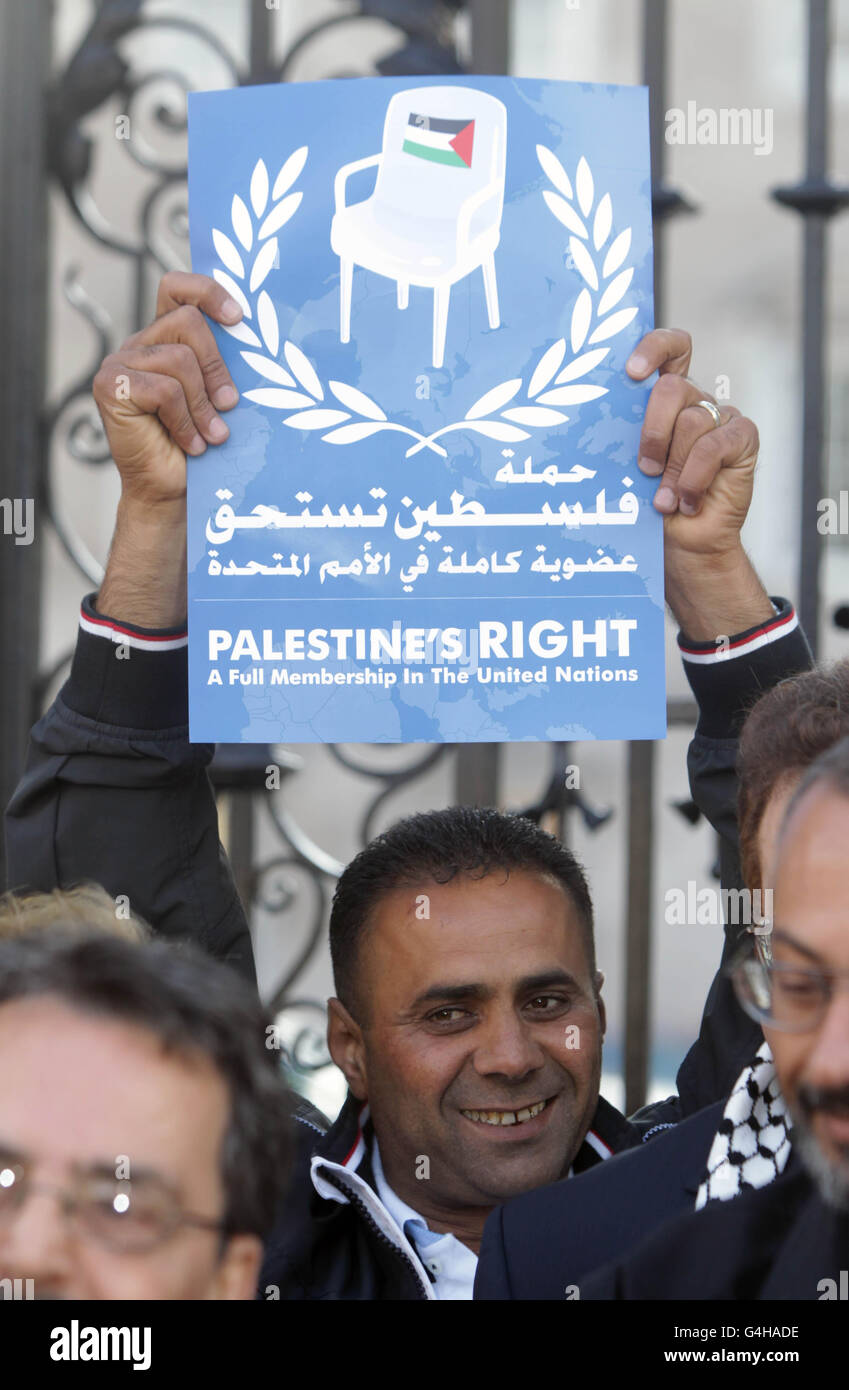 Un uomo tiene un poster fuori dalla Leinster House a Dublino, quando una delegazione arriva in Irlanda per pubblicizzare una richiesta di far riconoscere alle Nazioni Unite uno Stato palestinese indipendente. Foto Stock