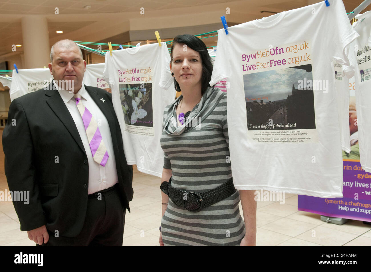 Il ministro del Governo dell'Assemblea Carl Sargeant e la vittima della violenza domestica Rebecca Jones hanno partecipato oggi al lancio della campagna anti-abuso Live Fear Free a Cardiff. Foto Stock