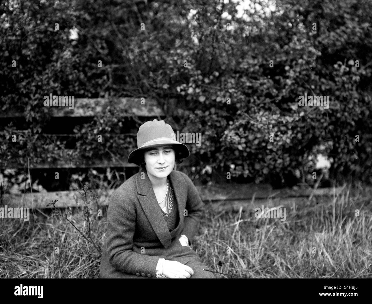 Lady Elizabeth Bowes-Lyon, in seguito Regina Elisabetta e la Regina Madre, nel suo giardino a St Paul's Walden. Foto Stock
