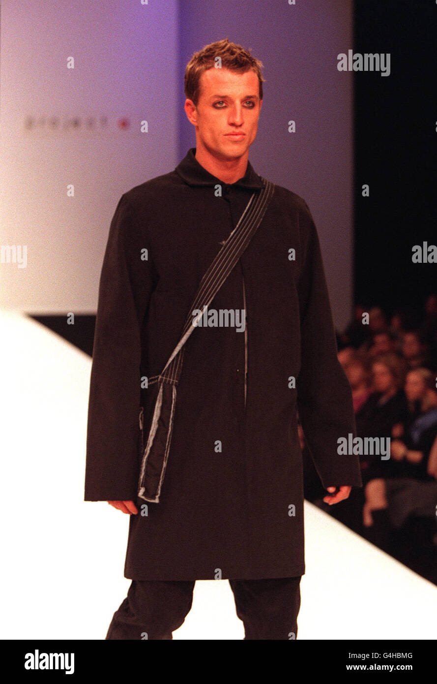 Abbigliamento casual dal catalogo 'Limehaus/Project A' 1999 sulla passerella, come il meglio della moda maschile britannica viene presentato per la settimana della moda maschile di Londra presso i Royal Horticultural Halls. Foto Stock