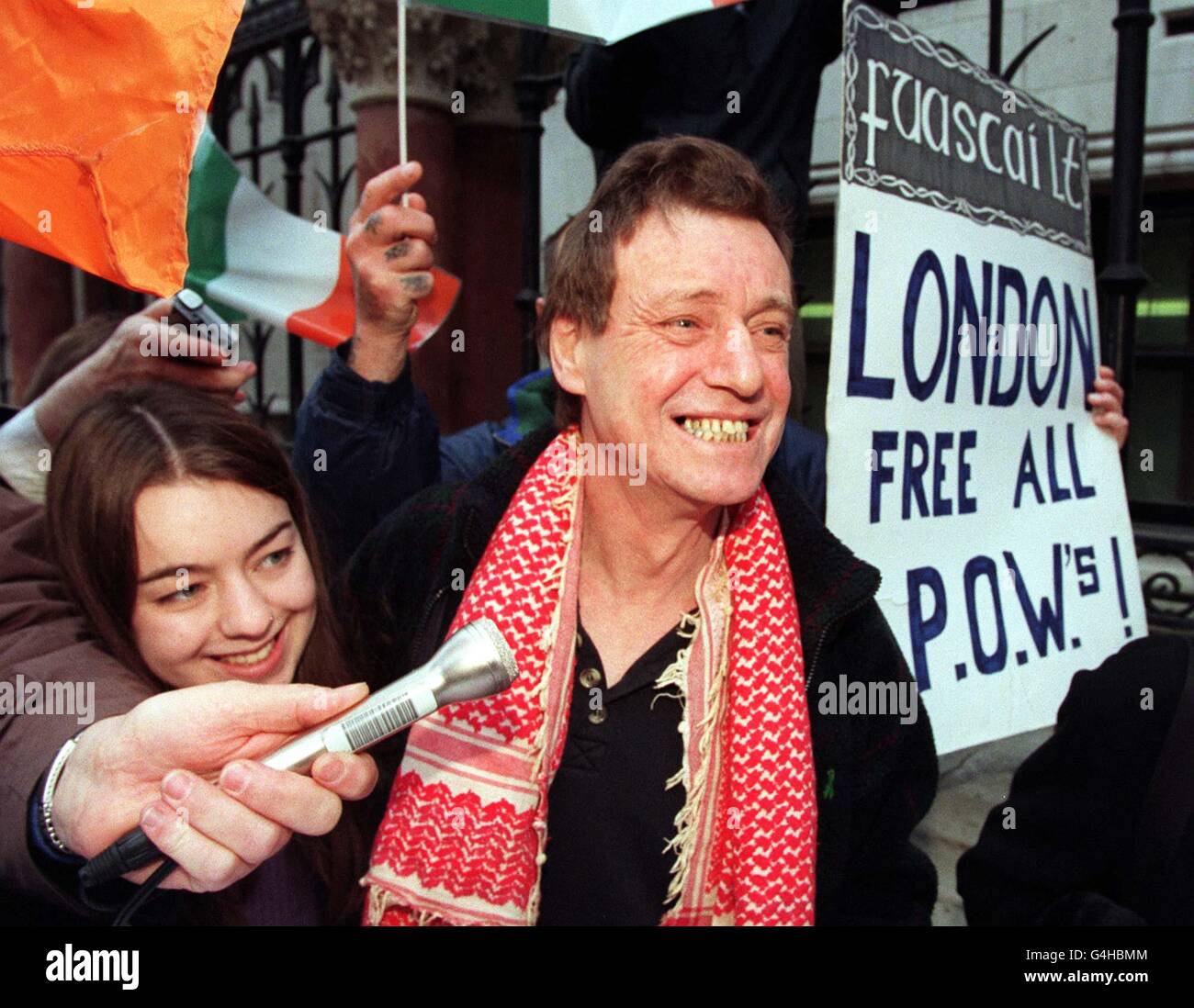 Nicholas Mullen, l'ultimo prigioniero repubblicano detenuto in una prigione britannica, lascia la Corte d'appello di Londra con la figlia Jessica dopo essere stata liberata dalla corte. Mullen, 50 anni, è stato incarcerato per 30 anni nel giugno 1990 per la cospirazione per causare esplosioni. Foto Stock