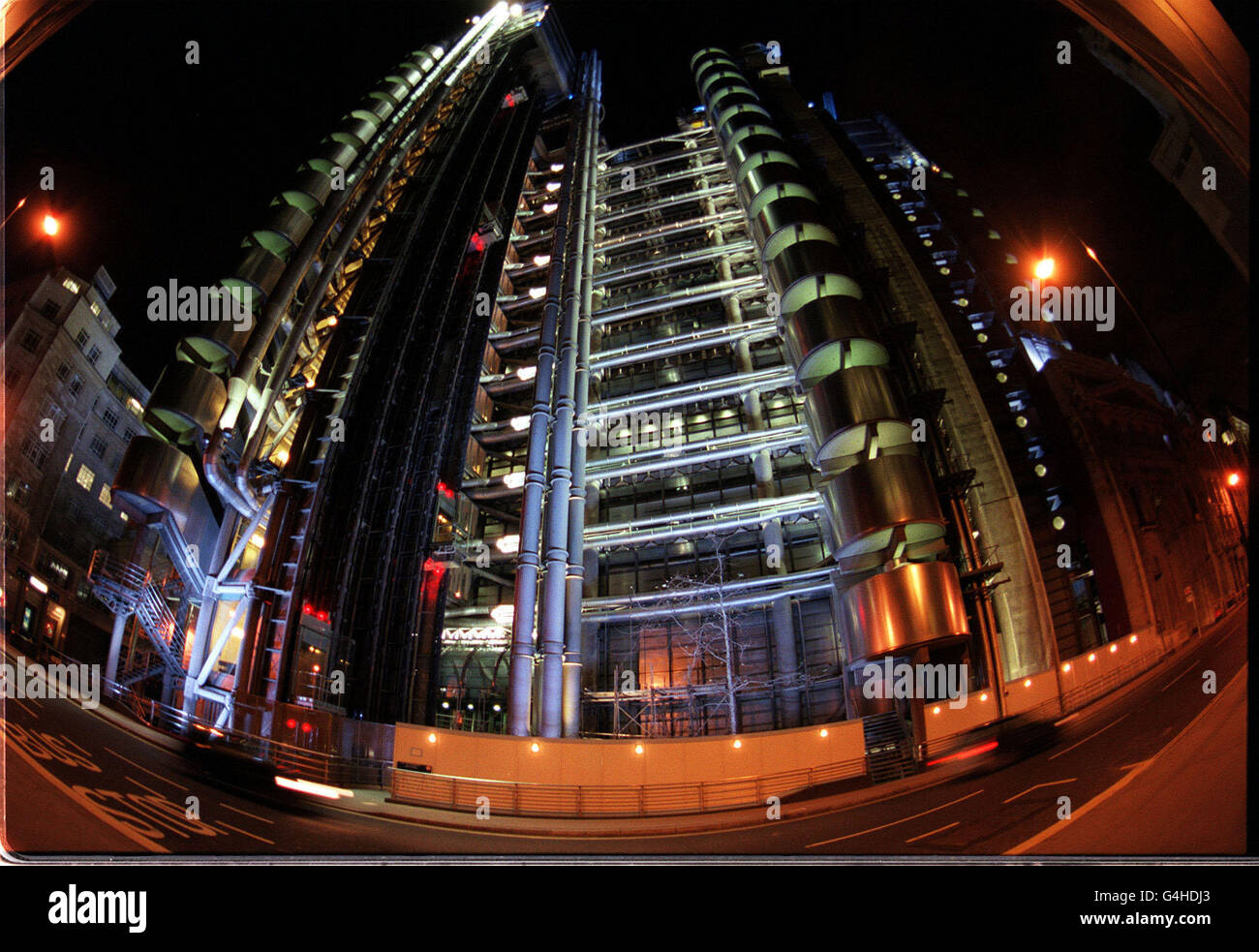 Scene notturne dei punti di riferimento e delle luci di Londra. Il Lloyds Bank Building nel quartiere finanziario. 07/04/04: Edificio nella città di Londra, sede del mercato assicurativo di Lloyd, che ha riferito, i profitti salono del 127% nel corso del 2003 a 1.89 miliardi. La cifra, che è solo la seconda volta che il mercato riporta i risultati su base annua, si basa sui progressi realizzati nel 2002 quando ha riportato il suo primo utile dal 1996. Lloyd's ha detto che aveva beneficiato di condizioni favorevoli durante l'anno, vedendo forti aumenti dei tassi di premio ma un basso livello di pagamenti su catastrofi. Foto Stock