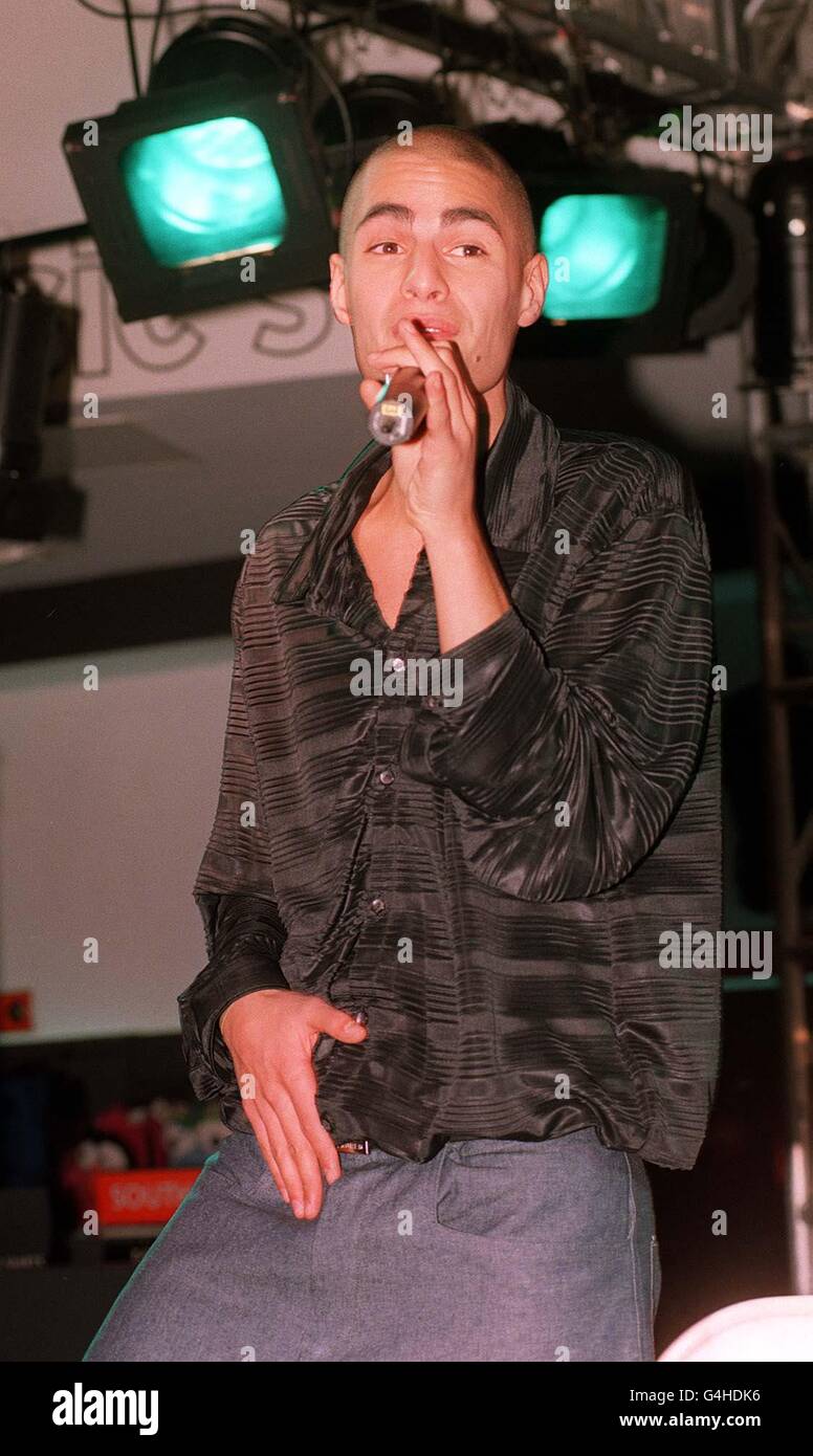 Bobak Kianoush, membro di 'Another Level', ha suonato presso la HMV di Oxford Street a Londra, dove il gruppo ha dato un breve set live e firmato copie del loro album di debutto. Foto Stock
