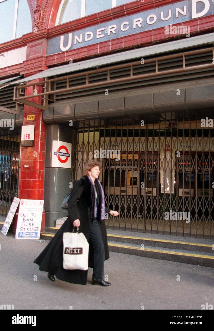 La stazione della metropolitana di Covent Garden è chiusa, poiché i treni della metropolitana sono stati cancellati e le stazioni chiuse a causa di uno sciopero sulla metropolitana di Londra. Un'uscita di 48 ore da parte dei membri dell'Unione ferroviaria marittima e dei trasporti sulla sicurezza del lavoro ha portato alla chiusura di 25 stazioni. 16/07/02 : si tenevano colloqui volti a scongiurare uno sciopero che causerebbe il caos di viaggio per milioni di passeggeri, con il tempo che si stava esaurendo per una svolta di fila sulla sicurezza. I lavoratori della metropolitana di Londra dovranno uscire per 24 ore dalle 20:00 di mercoledì, il che farà impalare i servizi della metropolitana per tutto il giovedì. Leader della ferrovia Foto Stock