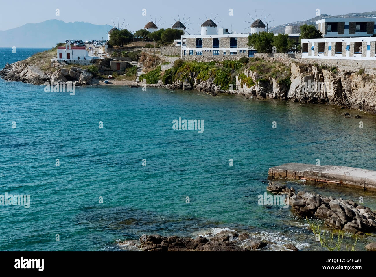 Vista panoramica del famoso mulini a vento di Mykonos durante una chiara e luminosa estate giornata di sole. Foto Stock