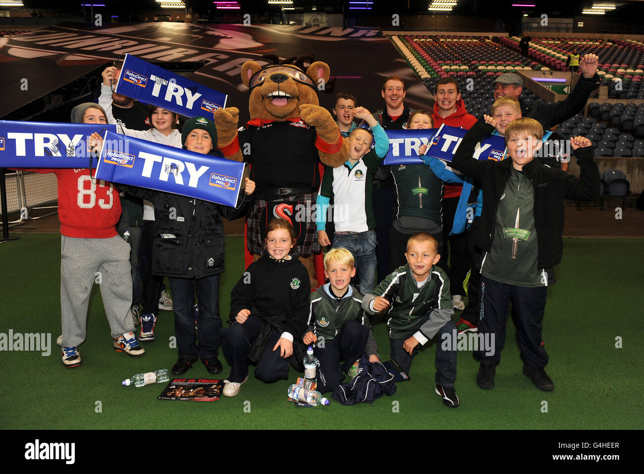 Rugby Union - RaboDirect PRO12 - Edinburgh Rugby / Connacht - Murrayfield. Edimburgo Rugby mascotte flinty McStag con i giovani tifosi Foto Stock
