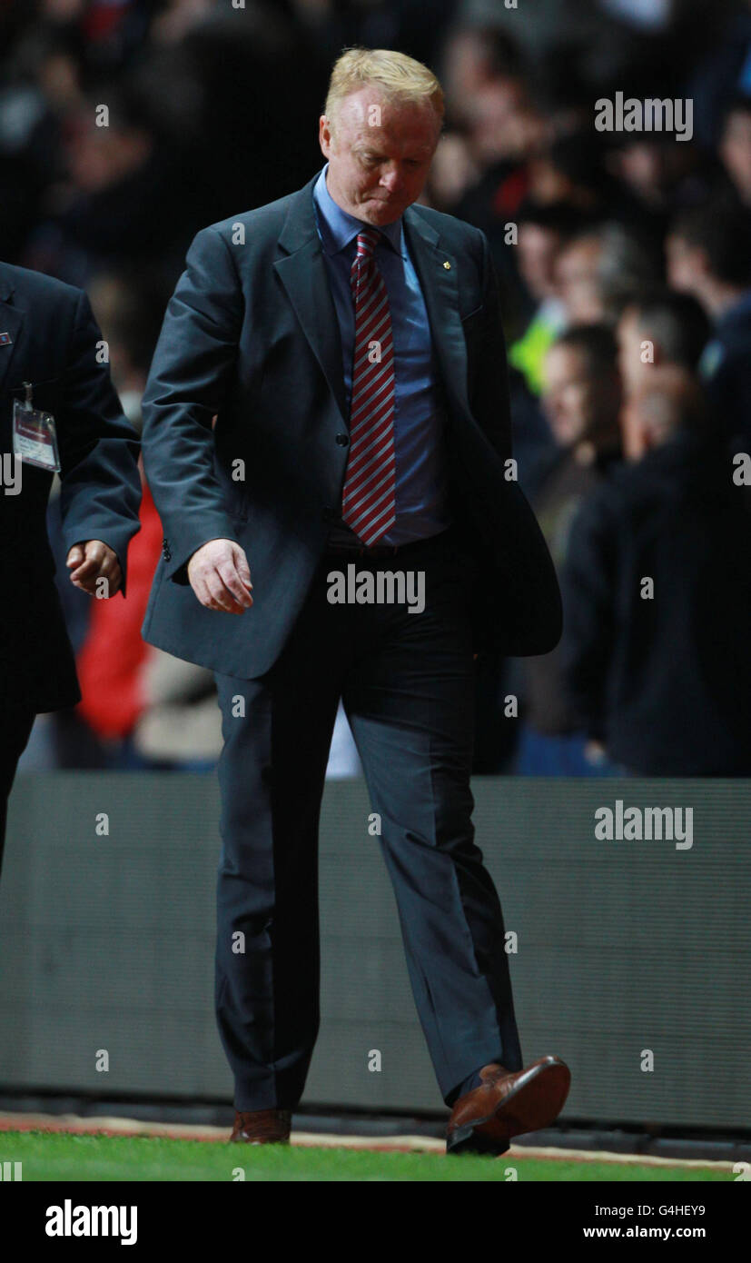 Il manager di Aston Villa Alex McCleish mostra la sua deiezione in quanto perdono 2-0 a Bolton Wanderers durante la Carling Cup, terza partita al Villa Park di Birmingham. Foto Stock