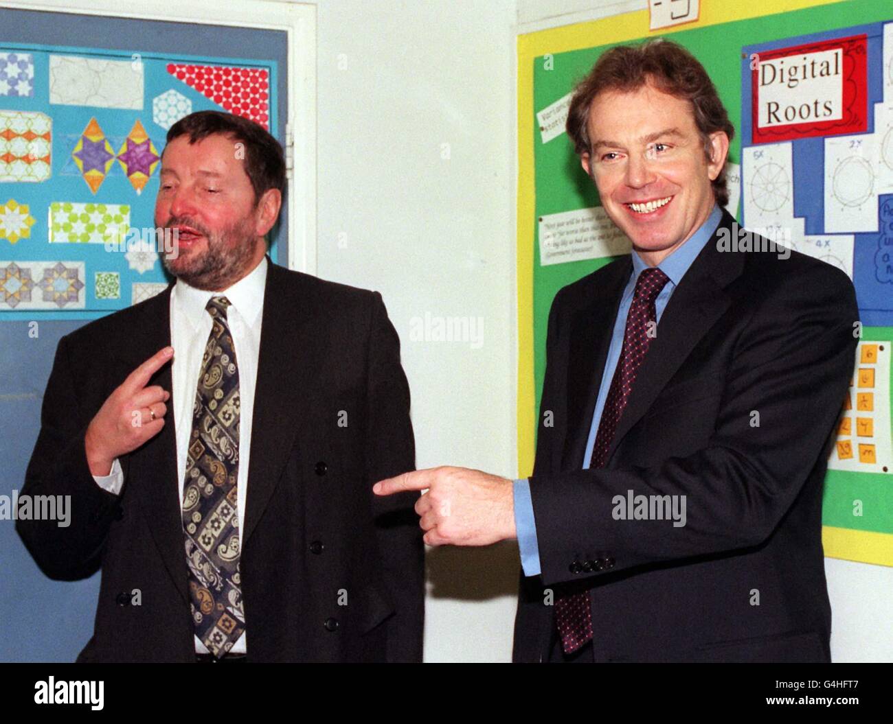 Il primo ministro Tony Blair (destra) e il suo segretario all'istruzione David Blunkett, durante la loro visita alla Chiswick Community School nella zona ovest di Londra questa mattina (giovedì), prima del lancio di un Libro verde del governo sul futuro della professione d'insegnamento. Vedi PA Story EDUCATION Pay. Foto di Fiona Hanson. Foto Stock