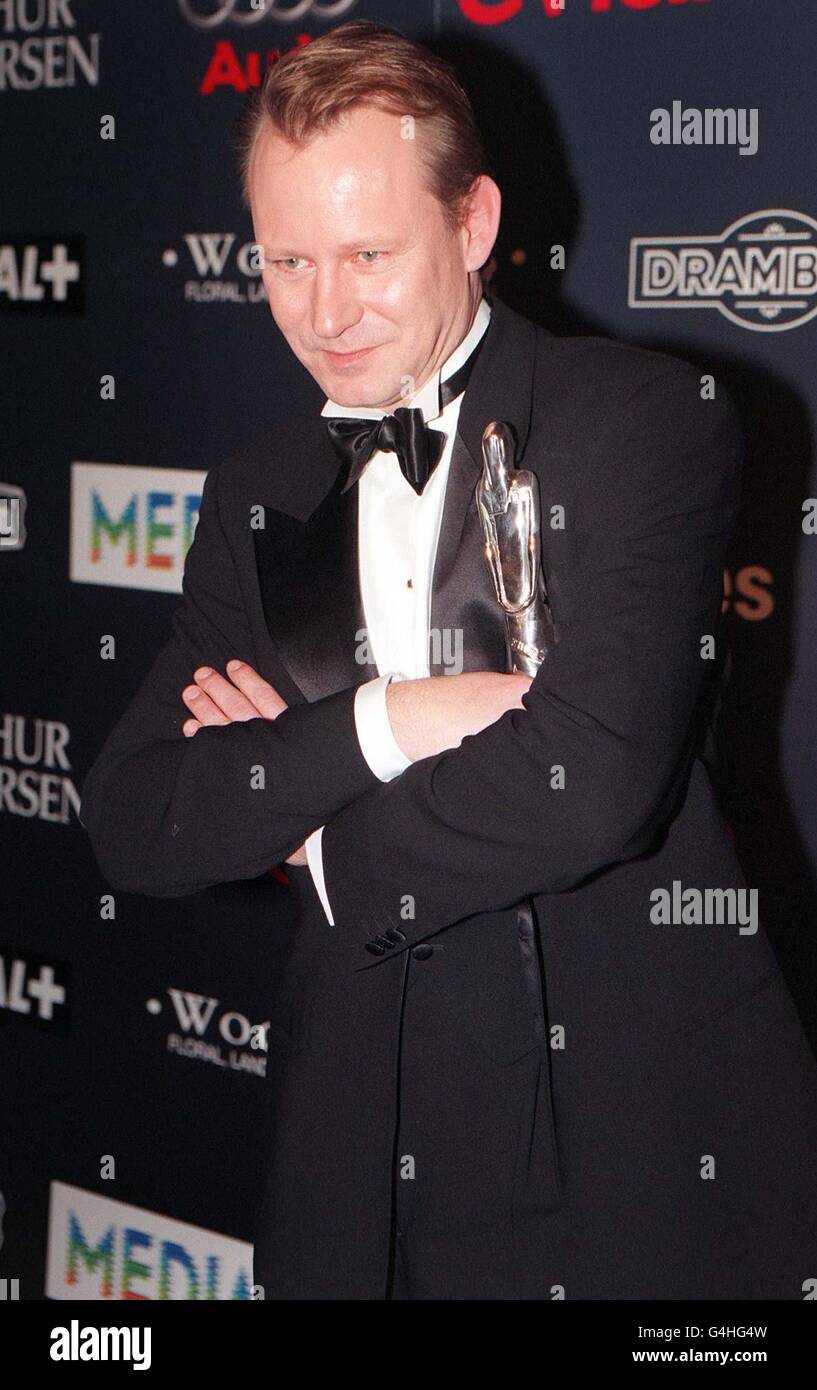 Lo svedese Stellan Skarsgard, che ha ricevuto il premio europeo Achievement in World Cinema Award per le sue apparizioni in Amistad e Good Will Hunting, in occasione dei premi cinematografici europei di stasera (venerdì) 1998. Guarda la storia di PA SHOWBIZ Film. Foto di Neil Munns/PA Foto Stock