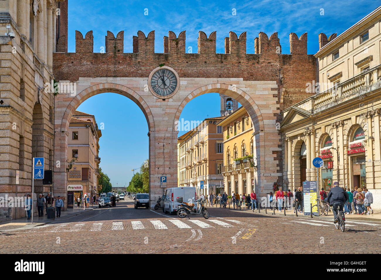 Portoni della Brà, piazza Bra, la città vecchia di Verona, regione Veneto, Italia Foto Stock