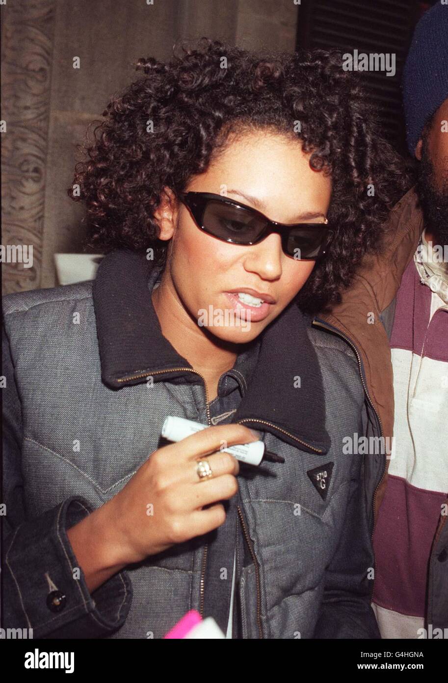 Scary Spice, Mel B, firma autografi alla BBC radio 1, dove doveva fare un'intervista oggi (Lunedi). Vedi la storia di PA SHOWBIZ Spice. Foto di Toby Melville/PA Foto Stock