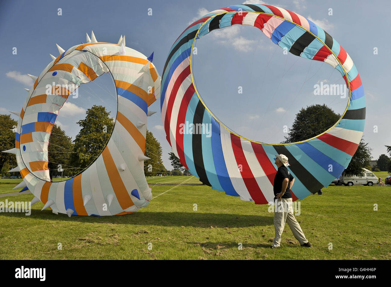 Eduardo Borghetti di Roma controlla il suo Bol fatto a mano su Durdham Downs a Bristol mentre la città si prepara ad ospitare il Festival Internazionale del Kite. Foto Stock