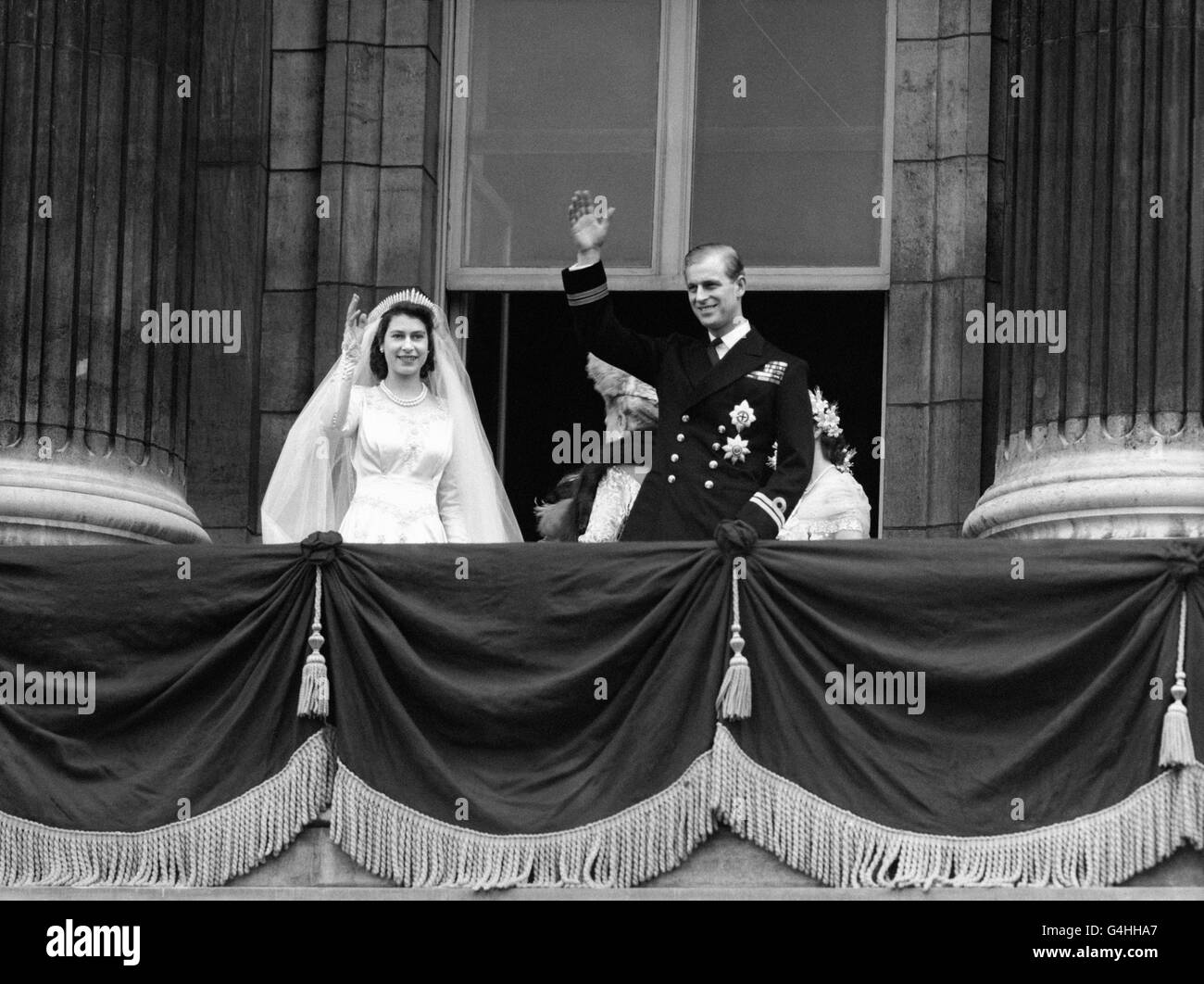 La sposa, la principessa Elisabetta e lo sposo, il duca di Edimburgo di nuova creazione sul balcone di Buckingham Palace dopo essere stati sposati in una cerimonia all'Abbazia di Westminster. Foto Stock