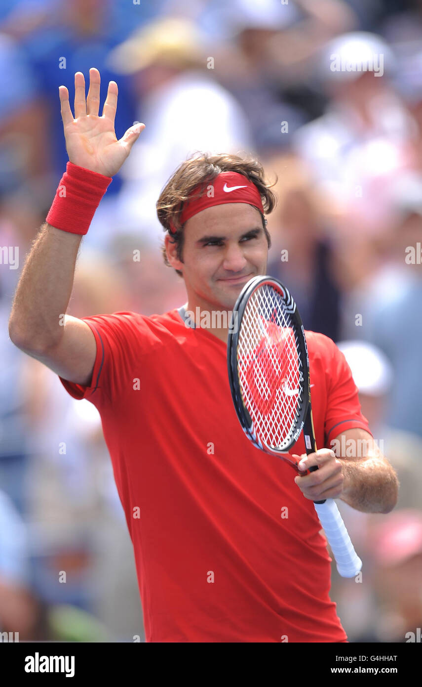 Roger Federer, in Svizzera, festeggia il battimento di Dudi Sela di Israele durante il quarto giorno degli US Open a Flushing Meadows, New York, USA. Foto Stock