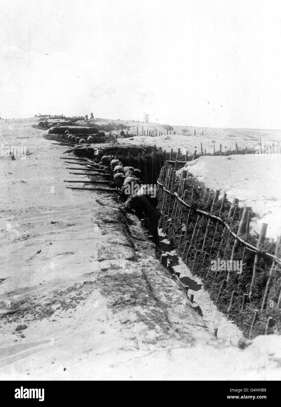 PA NEWS PHOTO 1915 UNA TRINCEA TEDESCA NELLA POLONIA OCCUPATA, VICINO A IVANGOROD , SUL FRONTE ORIENTALE DURANTE LA PRIMA GUERRA MONDIALE. 1915. 31/07/04: Quattro veterani della prima guerra mondiale si recheranno al Cenotaph di Londra per ricordare i 750,000 soldati britannici e del Commonwealth che hanno perso la vita durante un servizio per celebrare il 90° anniversario dello scoppio della prima guerra mondiale nel 1914. Foto Stock
