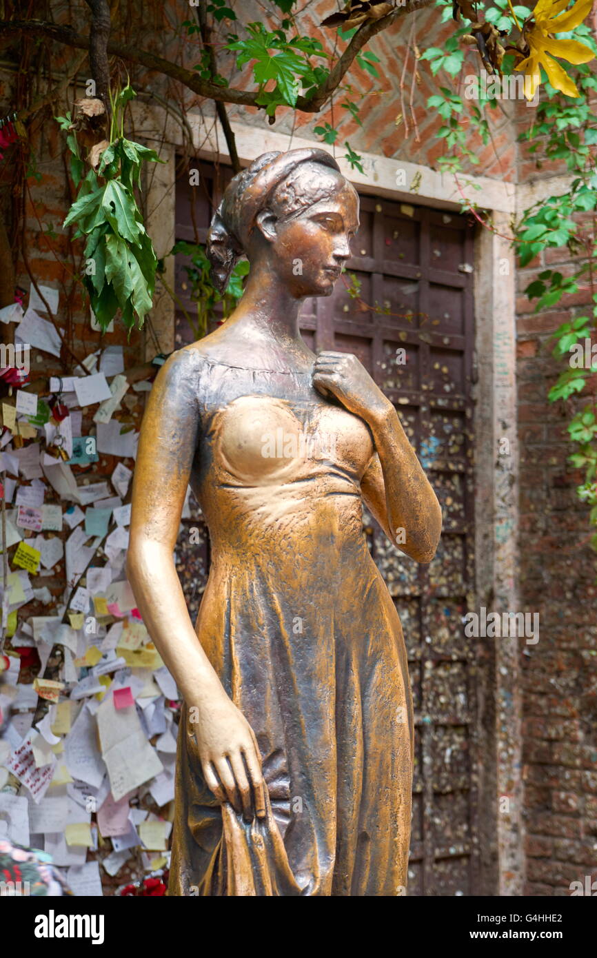 Statua di Giulietta, la città vecchia di Verona, regione Veneto, Italia Foto Stock