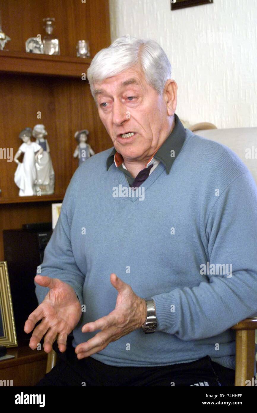 Maxwell Kerr, un residente di Rosebank Cresent, Lockerbie, dove dieci anni fa questa settimana un jumbo jet Pan am si schiantò sulla città scozzese, uccidendo circa 270 persone. * 30/1/2001: Tre giudici torneranno alla corte 31/1/2001 a Camp Zeist in Olanda per annunciare il destino dei due libici accusati di piantare la bomba che ha distrutto l'aereo. Foto Stock