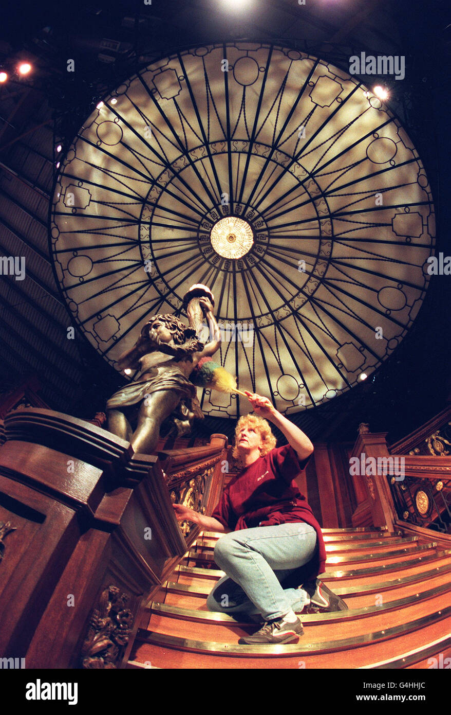 La Grand Staircase, che compare nel film Titanic, ottiene un finale spolvero prima di aprirsi al pubblico come parte del Titanic Official Movie Tour al centro espositivo di Wembley a Londra. * tra i momenti salienti dell'evento ci sarà la possibilità di "volare" sull'arco della nave come le stelle Leonardo DiCaprio e Kate Winslet. Foto Stock