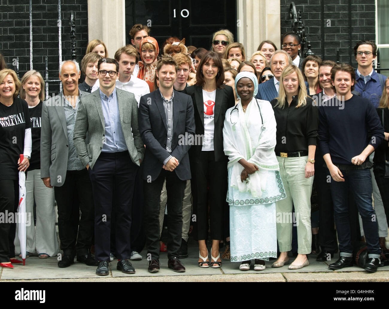 Samantha Cameron (centro) durante il lancio della campagna Save the Children's 'Fashion Mile Born to Walk Tall' fuori dal 10 Downing Street a Londra. Foto Stock