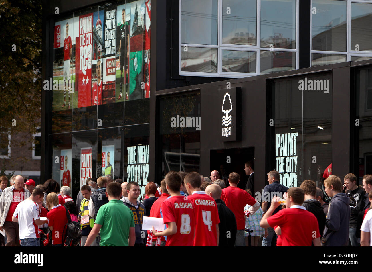 Calcio - Npower Football League Championship - Nottingham Forest / West Ham United - City Ground. Vista generale dei tifosi fuori dal negozio del Nottingham Forest club Foto Stock