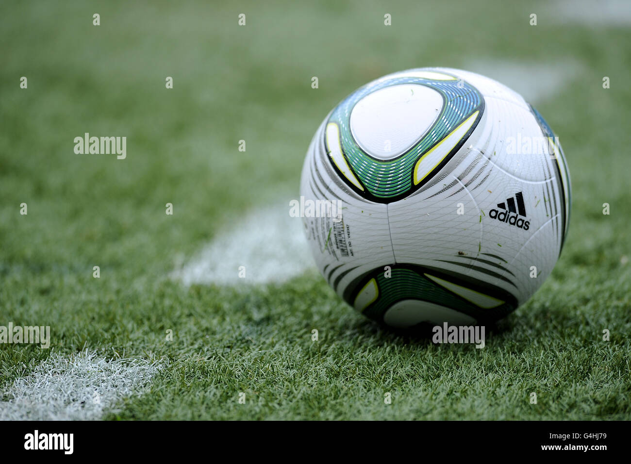 Calcio - UEFA Euro 2012 - Qualifiche - Gruppo i - Scozia / Repubblica Ceca  - Hampden Park. Vista generale di una palla ufficiale di incontro adidas  Foto stock - Alamy