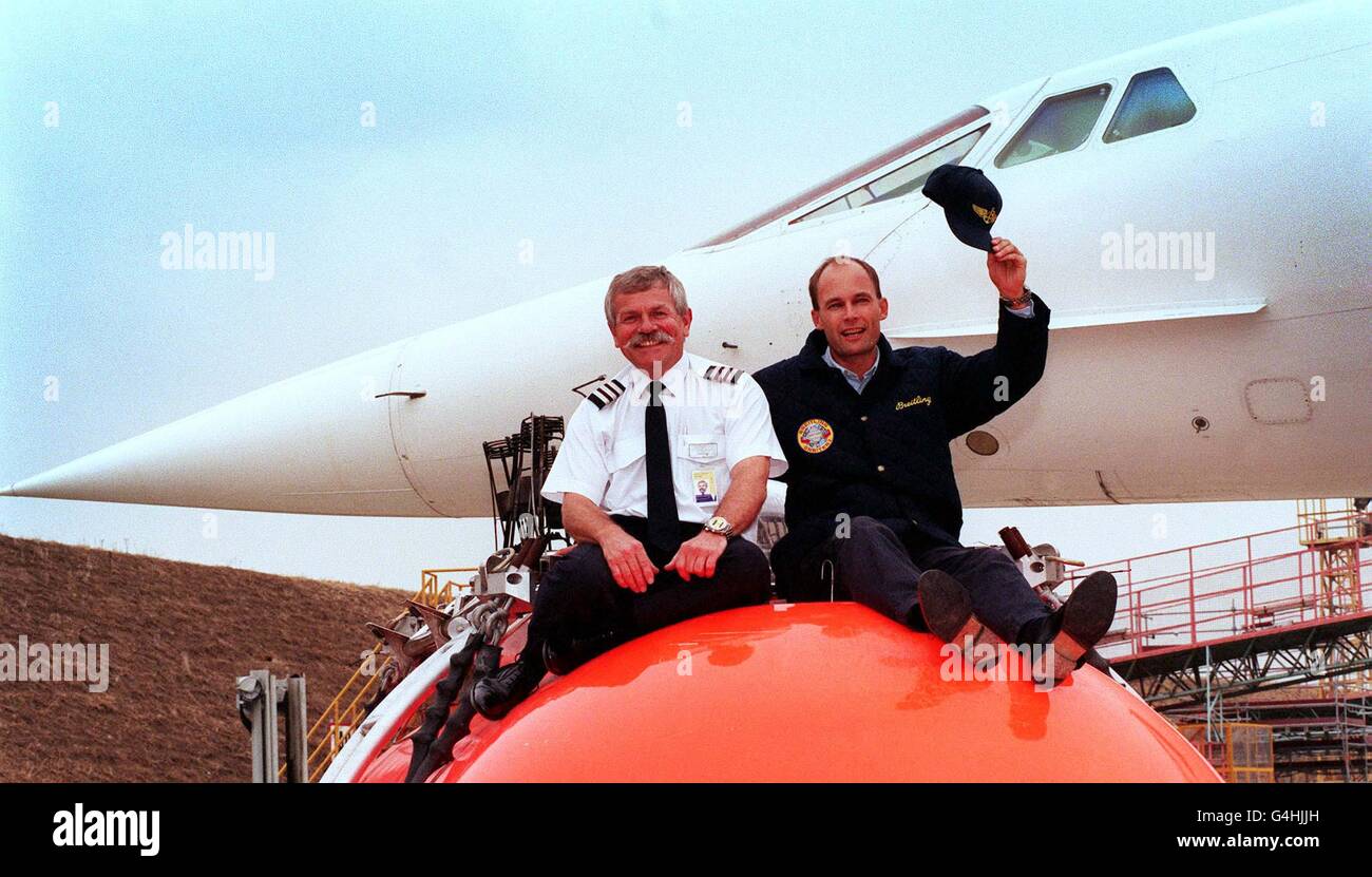 Foto della biblioteca datata 2/9/98 del British Airways Concorde Flight Engineer Tony Brown (a sinistra) da Guildford, Surrey, con Bertrand Piccard all'aeroporto di Heathrow. Mercoledì 9 dicembre 1998 è stato rivelato che il posto di Tony Brown nella capsula della mongolfiera Breitling Orbiter andrà ora al collega britannico Brian Jones mentre la squadra si prepara per il decollo nelle Alpi svizzere. Il cambiamento, secondo quanto riferito, segue uno scontro di peronalità tra Bown e Picard. Vedere la storia di PA AIR Balloon. Foto PA: Tim Ockenden Foto Stock