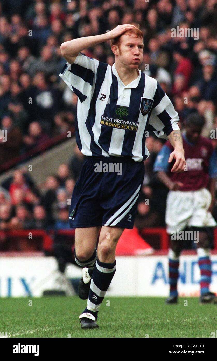 West Bromwich Albion's Lee Hughes dopo aver visto un colpo salvato da Mark Brosnich di Aston Villa durante la partita del quarto round della fa Cup a Villa Park. Aston Villa ha sconfitto i loro avversari delle Midlands 4-0. 29/12/98: Soffre di lesioni alla testa durante una serata fuori con gli amici. * 29/12: Hughes, 22 anni, passò la notte al Russells Hall Hospital di Dudley, West Midlands, dopo aver caduto e urtato la testa, ha detto West Bromwich Albion. Foto Stock