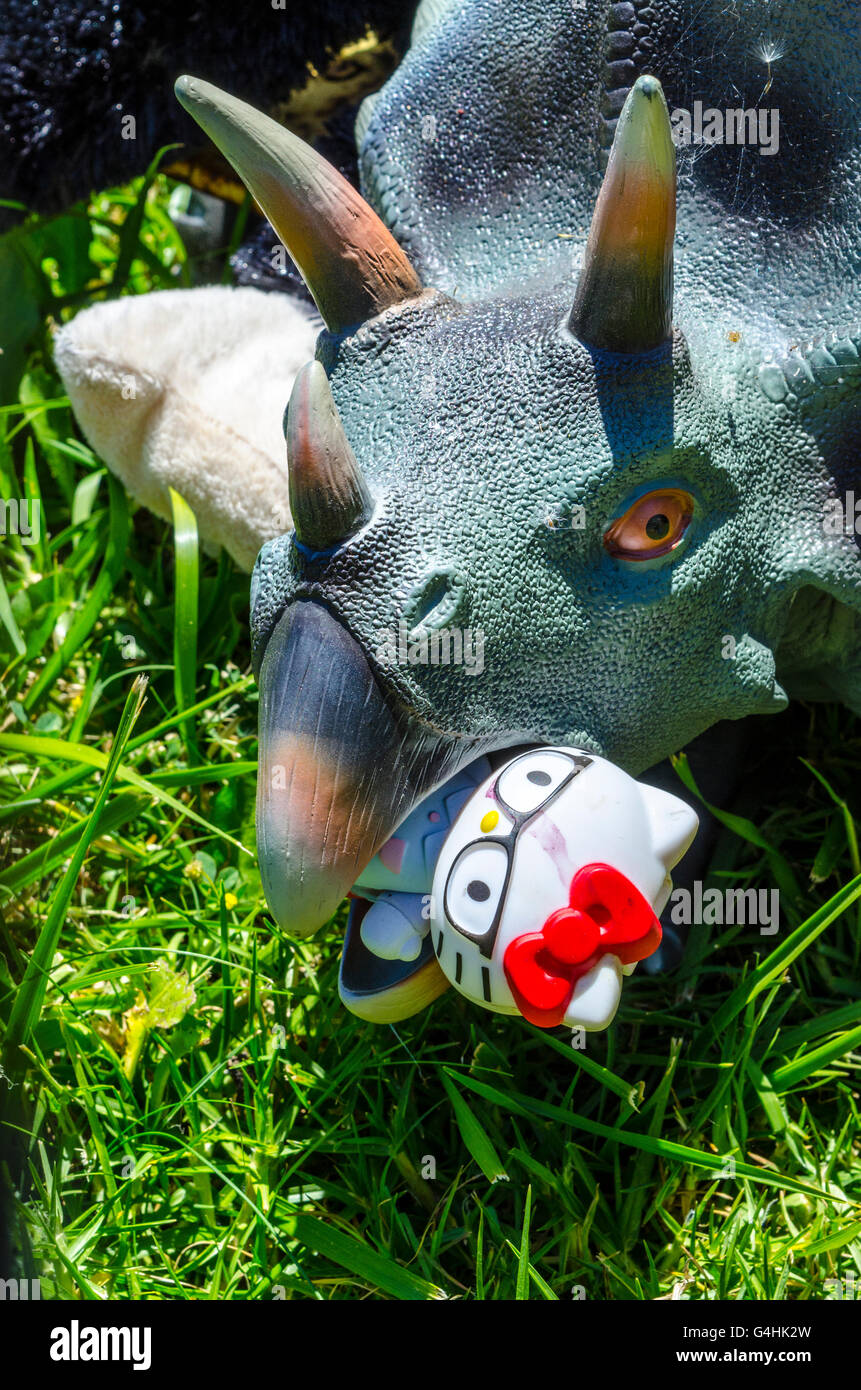 Un giocattolo Triceratops con Hello Kitty nella sua bocca Foto Stock