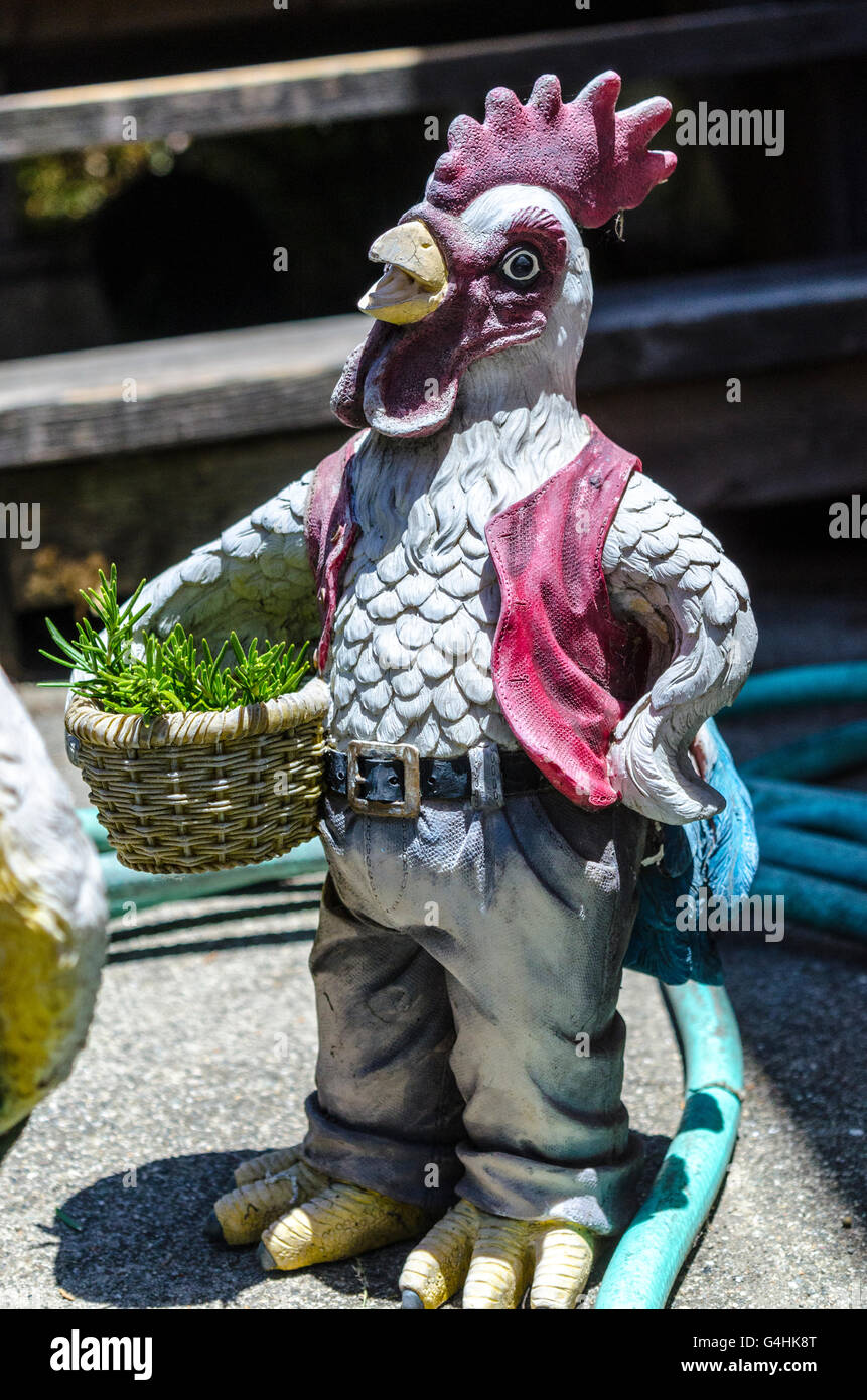 Un dipinto di figurina di un gallo agricoltore nella mutanda e canotta Foto Stock