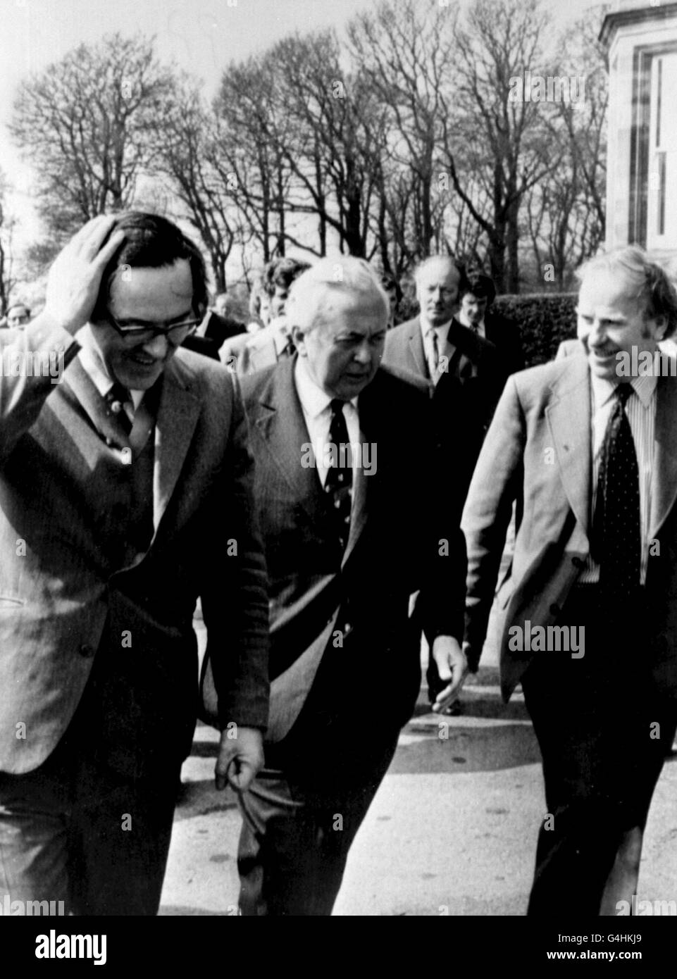 PA NEWS FOTO 18/4/74 MERLYN REES (sinistra), SEGRETARIO DI STATO PER L'IRLANDA DEL NORD E IL MINISTRO DI STATO PER L'IRLANDA DEL NORD, STANLEY ORME e al centro del primo ministro Harold Wilson come egli arriva a STORMONT CASTLE Foto Stock