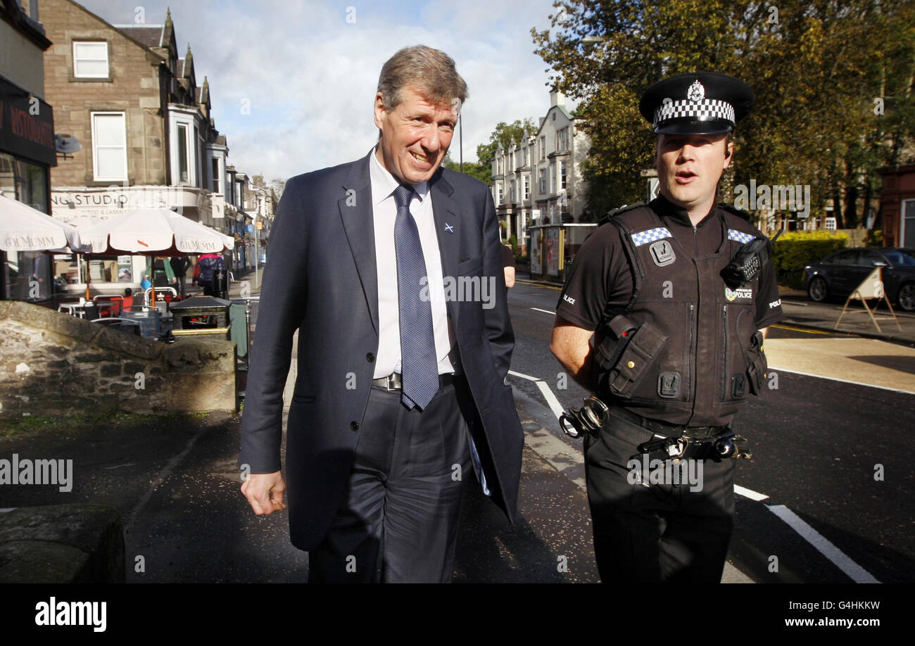 Il segretario alla giustizia Kenny MacAskill (a sinistra) insieme a PC Gary Meikle durante una visita alla stazione di polizia di Bridge of Allan in Scozia, in vista di un annuncio che delinea il business case per la creazione di servizi nazionali di polizia e antincendio, più tardi oggi. Foto Stock