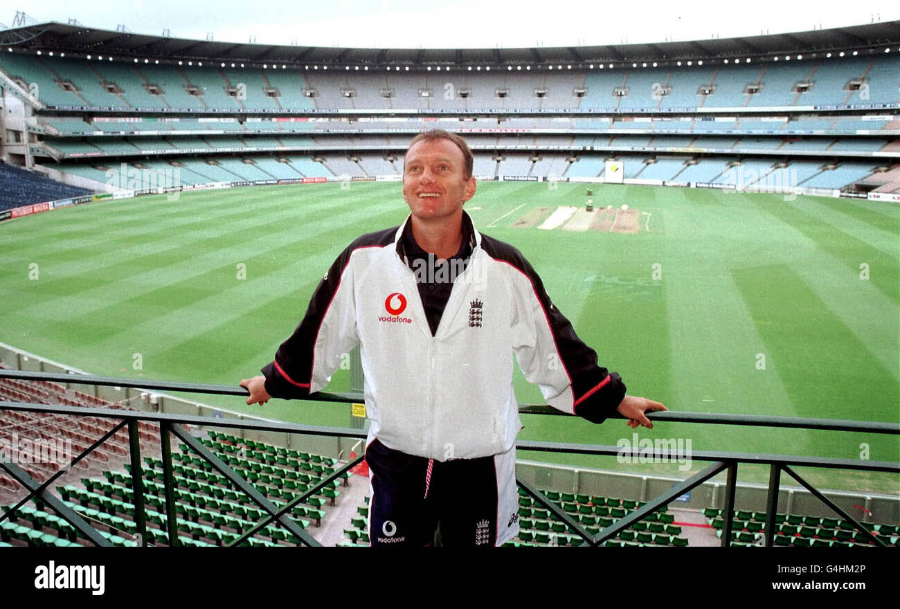 Inghilterra il battitore Neil Fairfratello, la cui performance due giorni prima ha aiutato l'Inghilterra a sconfiggere lo Sri Lanka nella loro One Day International a Brisbane, rivisita il Melbourne Cricket Ground per la prima volta dalla finale della Coppa del mondo 1992, prima di giocare in Australia. Foto Stock