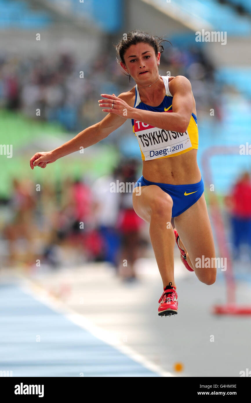 L'Ucraina Ruslana Tsykhotska compete nel turno di qualificazione per il Donne Triple Jump Foto Stock