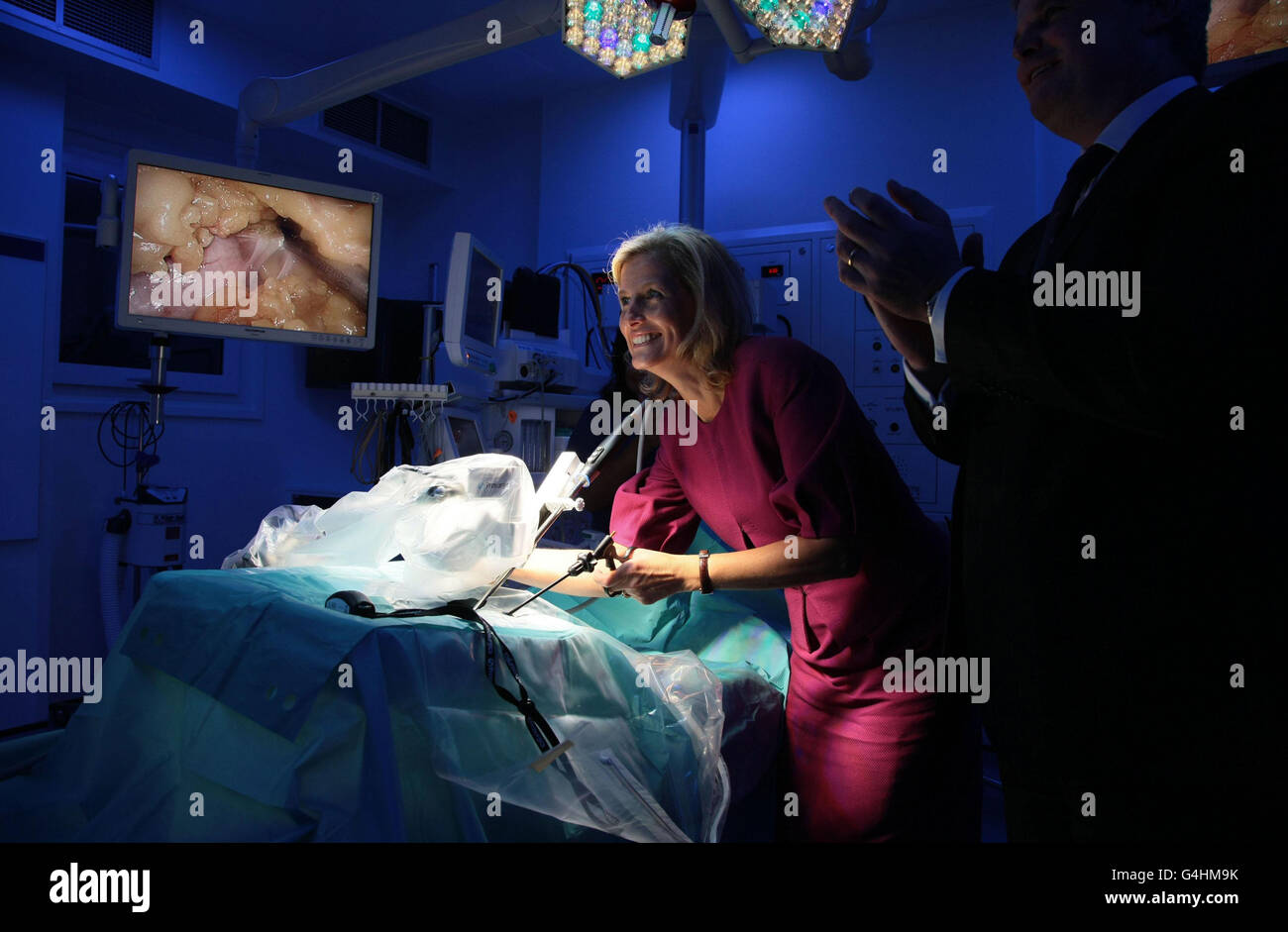 La Contessa di Wessex prova la sua mano a utilizzare il laproscic (chirurgia del buco della chiave) trainer nel nuovo teatro digitale al Nuffield Health Hospital a Tunbridge Wells, Kent. Foto Stock